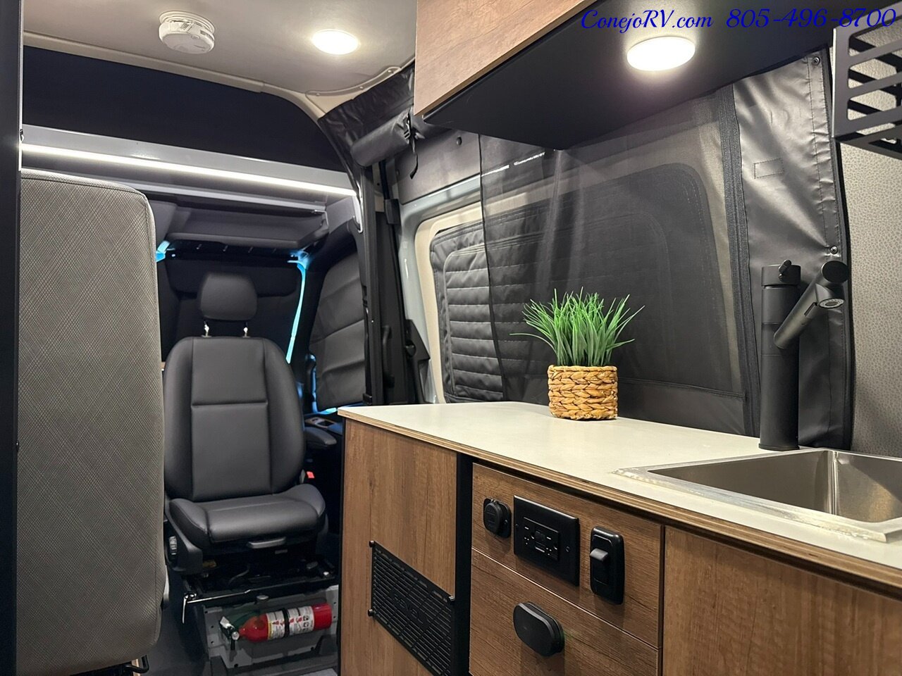 2026 Winnebago Revel 44E 2.5-2 AWD Sprinter Mercedes Turbo Diesel  16.8KWH Lithionics System Dealer Demo 4K Miles - Photo 31 - Thousand Oaks, CA 91360