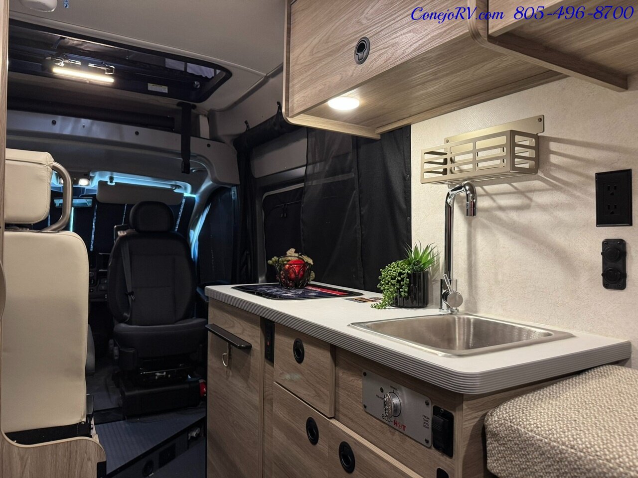 2025 Winnebago Solis 59P Pop Top Full Galley Roof AC - Photo 28 - Thousand Oaks, CA 91360