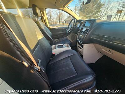 2015 Chrysler Town & Country Touring   - Photo 14 - Essex, MD 21221