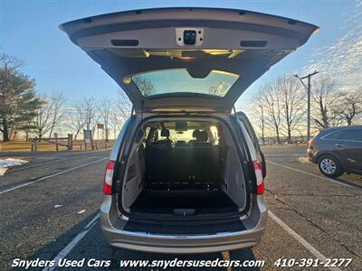 2015 Chrysler Town & Country Touring   - Photo 17 - Essex, MD 21221