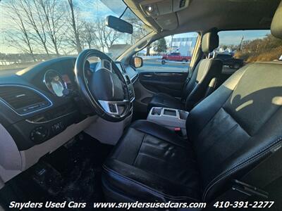 2015 Chrysler Town & Country Touring   - Photo 10 - Essex, MD 21221
