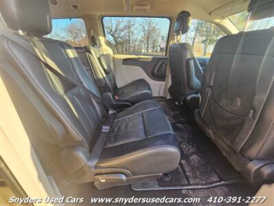 2015 Chrysler Town & Country Touring   - Photo 16 - Essex, MD 21221
