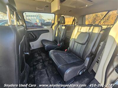 2015 Chrysler Town & Country Touring   - Photo 11 - Essex, MD 21221