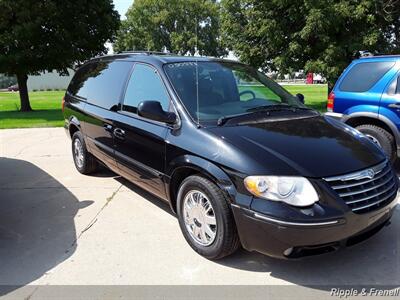 2005 Chrysler Town & Country Limited   - Photo 8 - Davenport, IA 52802
