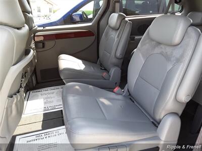 2005 Chrysler Town & Country Limited   - Photo 13 - Davenport, IA 52802