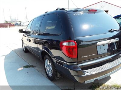 2005 Chrysler Town & Country Limited   - Photo 4 - Davenport, IA 52802