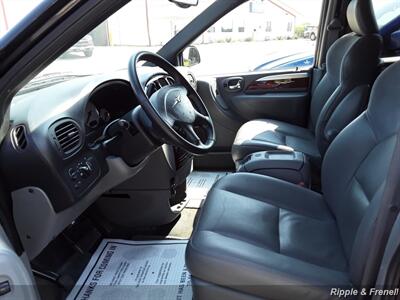 2005 Chrysler Town & Country Limited   - Photo 14 - Davenport, IA 52802
