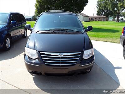 2005 Chrysler Town & Country Limited   - Photo 1 - Davenport, IA 52802