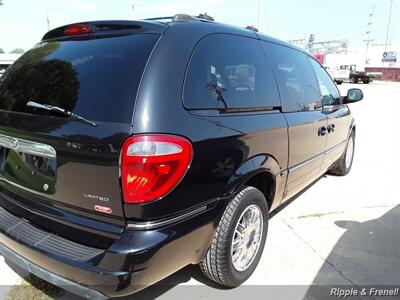 2005 Chrysler Town & Country Limited   - Photo 7 - Davenport, IA 52802
