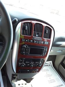 2005 Chrysler Town & Country Limited   - Photo 15 - Davenport, IA 52802