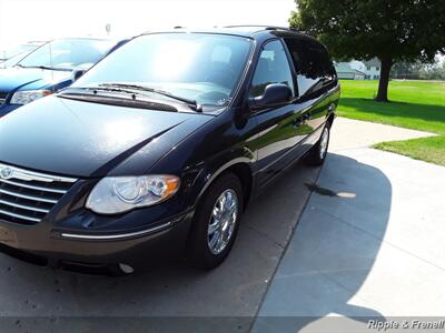2005 Chrysler Town & Country Limited   - Photo 3 - Davenport, IA 52802