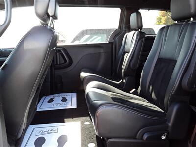 2015 Dodge Grand Caravan SXT   - Photo 8 - Davenport, IA 52802