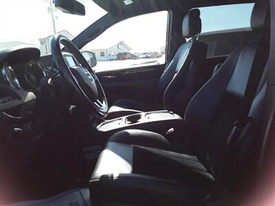 2015 Dodge Grand Caravan SXT   - Photo 4 - Davenport, IA 52802