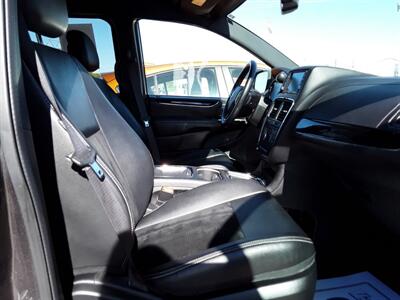 2015 Dodge Grand Caravan SXT   - Photo 13 - Davenport, IA 52802