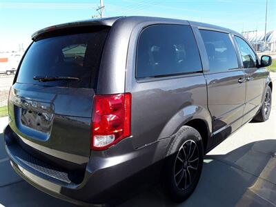 2015 Dodge Grand Caravan SXT   - Photo 11 - Davenport, IA 52802