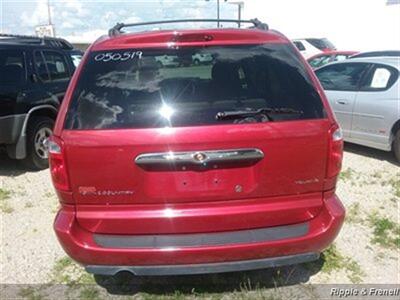 2005 Chrysler Town & Country Touring   - Photo 5 - Davenport, IA 52802