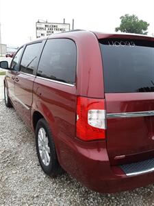 2011 Chrysler Town & Country Touring-L   - Photo 5 - Silvis, IL 61282