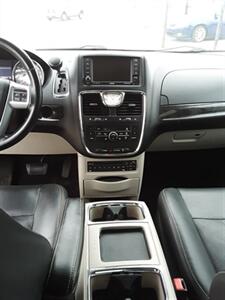 2011 Chrysler Town & Country Touring-L   - Photo 8 - Silvis, IL 61282