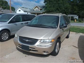 2000 Chrysler Town & Country Limited   - Photo 1 - Davenport, IA 52802