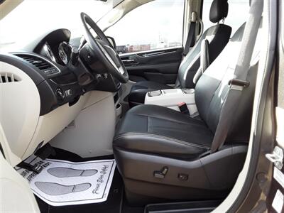 2016 Chrysler Town & Country Touring   - Photo 4 - Davenport, IA 52802