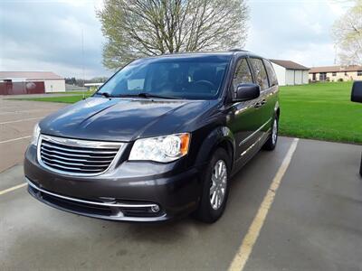 2016 Chrysler Town & Country Touring   - Photo 3 - Davenport, IA 52802