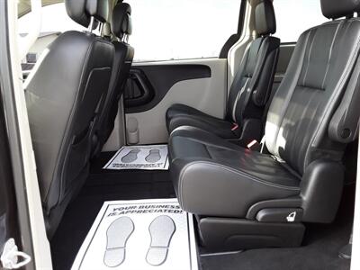2016 Chrysler Town & Country Touring   - Photo 8 - Davenport, IA 52802