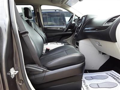 2016 Chrysler Town & Country Touring   - Photo 14 - Davenport, IA 52802