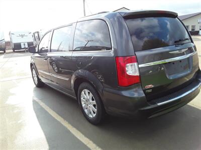 2016 Chrysler Town & Country Touring   - Photo 10 - Davenport, IA 52802