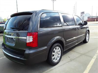 2016 Chrysler Town & Country Touring   - Photo 12 - Davenport, IA 52802