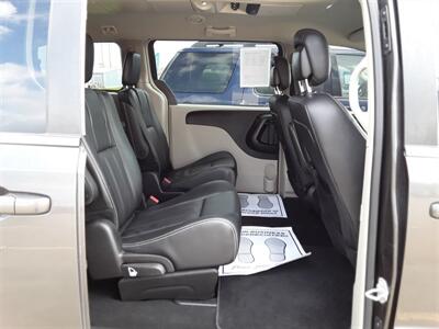2016 Chrysler Town & Country Touring   - Photo 13 - Davenport, IA 52802