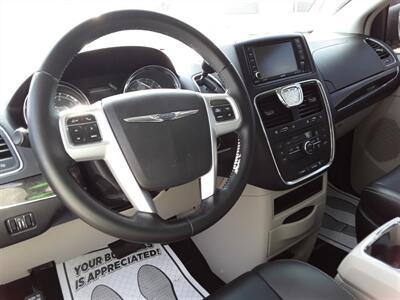 2016 Chrysler Town & Country Touring   - Photo 5 - Davenport, IA 52802