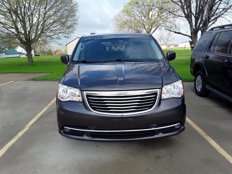 2016 Chrysler Town & Country Touring   - Photo 1 - Davenport, IA 52802