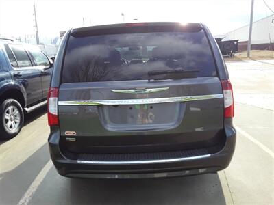 2016 Chrysler Town & Country Touring   - Photo 11 - Davenport, IA 52802