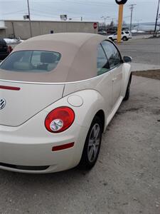 2006 Volkswagen New Beetle Convertible 2.5   - Photo 6 - Davenport, IA 52802