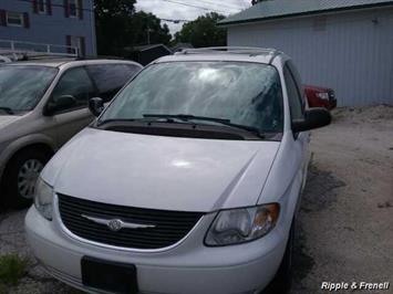 2004 Chrysler Town & Country Limited   - Photo 1 - Davenport, IA 52802