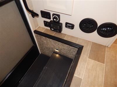 2022 Thor Chateau 31E  Bunkhouse - Photo 45 - Angola, IN 46703