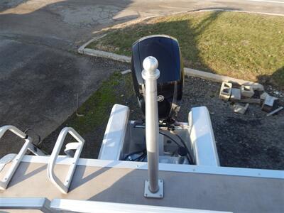 2019 Tracker Party Barge Deluxe 22DLX XP3   - Photo 10 - Angola, IN 46703