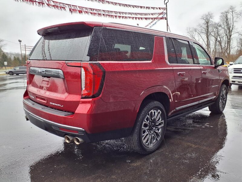 2023 GMC Yukon Denali Ultimate - Photo 3 - Carmichaels, PA 15320