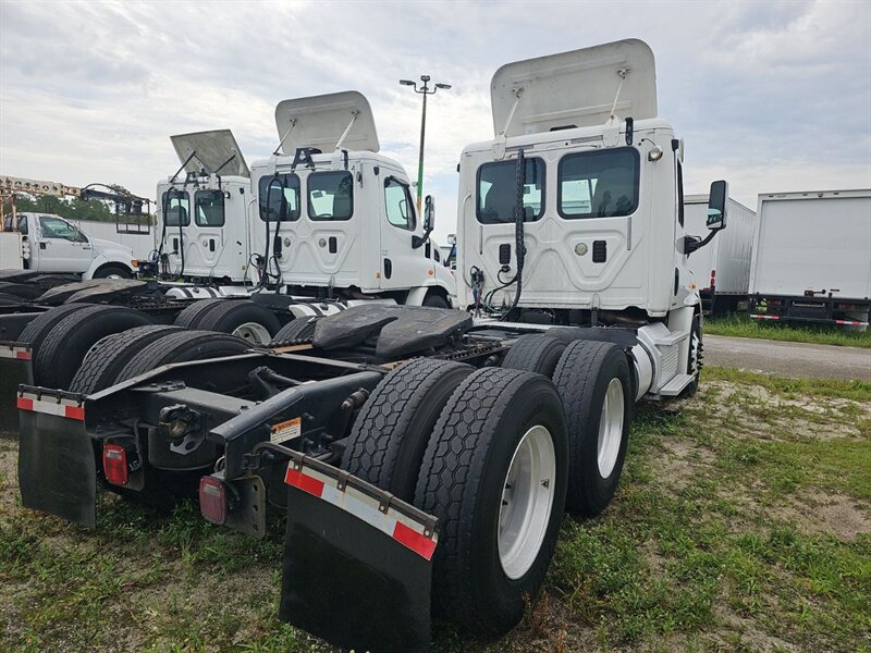 2012 Freightliner Cascadia - Photo 3 - Carmichaels, PA 15320