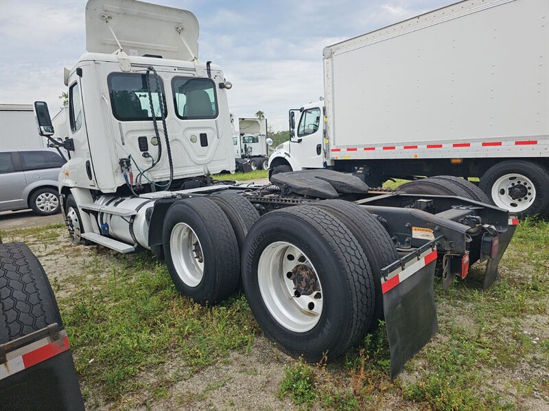 2012 Freightliner Cascadia - Photo 2 - Carmichaels, PA 15320