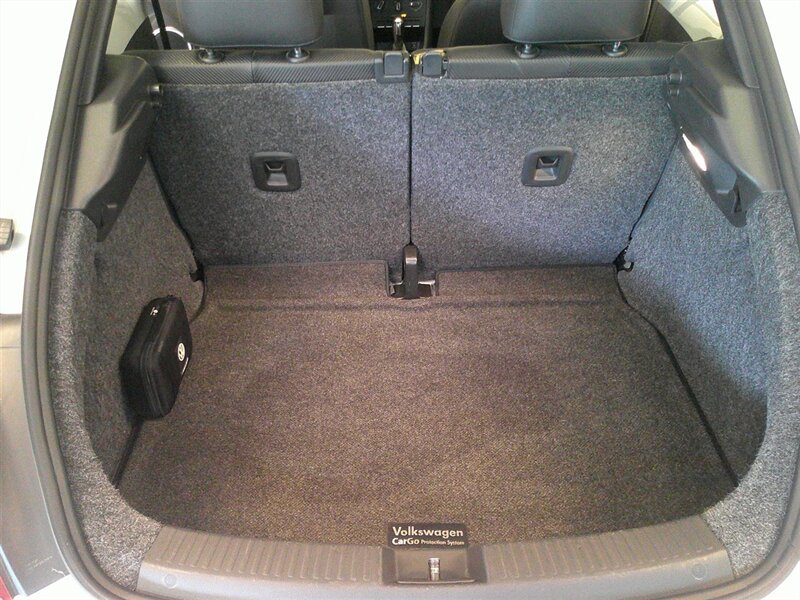2012 Volkswagen Beetle-Classic 2.5L PZEV - Photo 10 - Spencerport, NY 14559