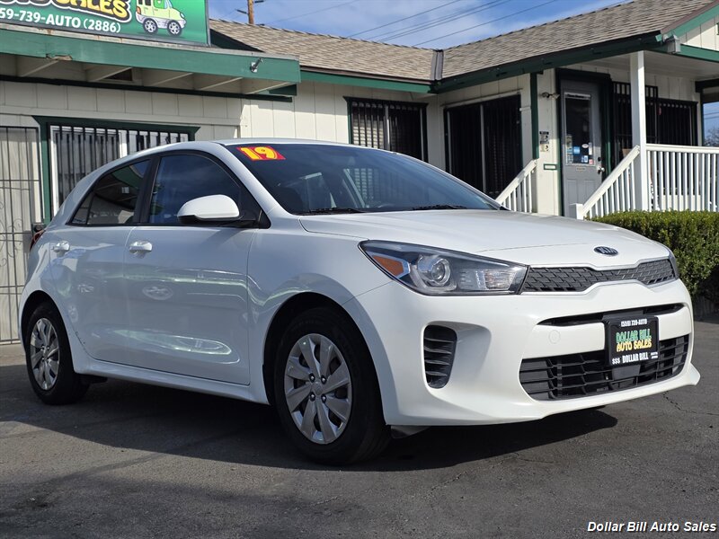 2019 Kia Rio 5-Door S   - Photo 1 - Visalia, CA 93292