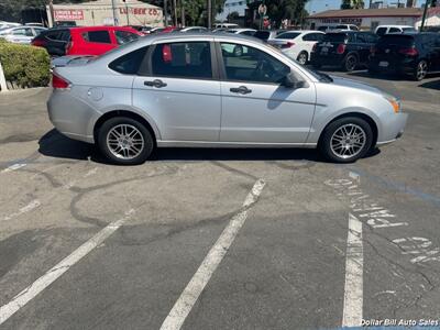 2011 Ford Focus SE   - Photo 8 - Visalia, CA 93292