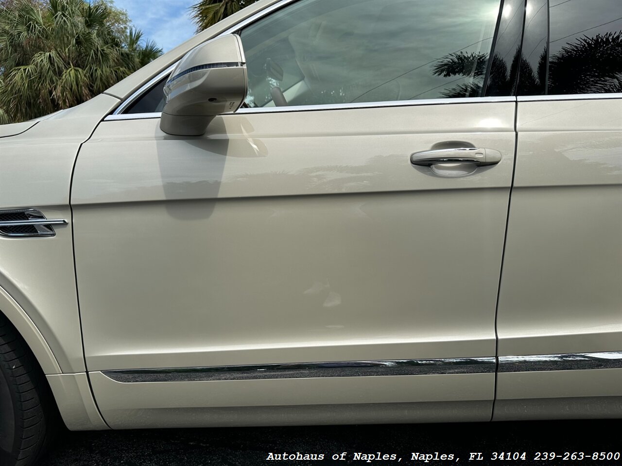 2018 Bentley Bentayga Onyx Edition   - Photo 9 - Naples, FL 34104