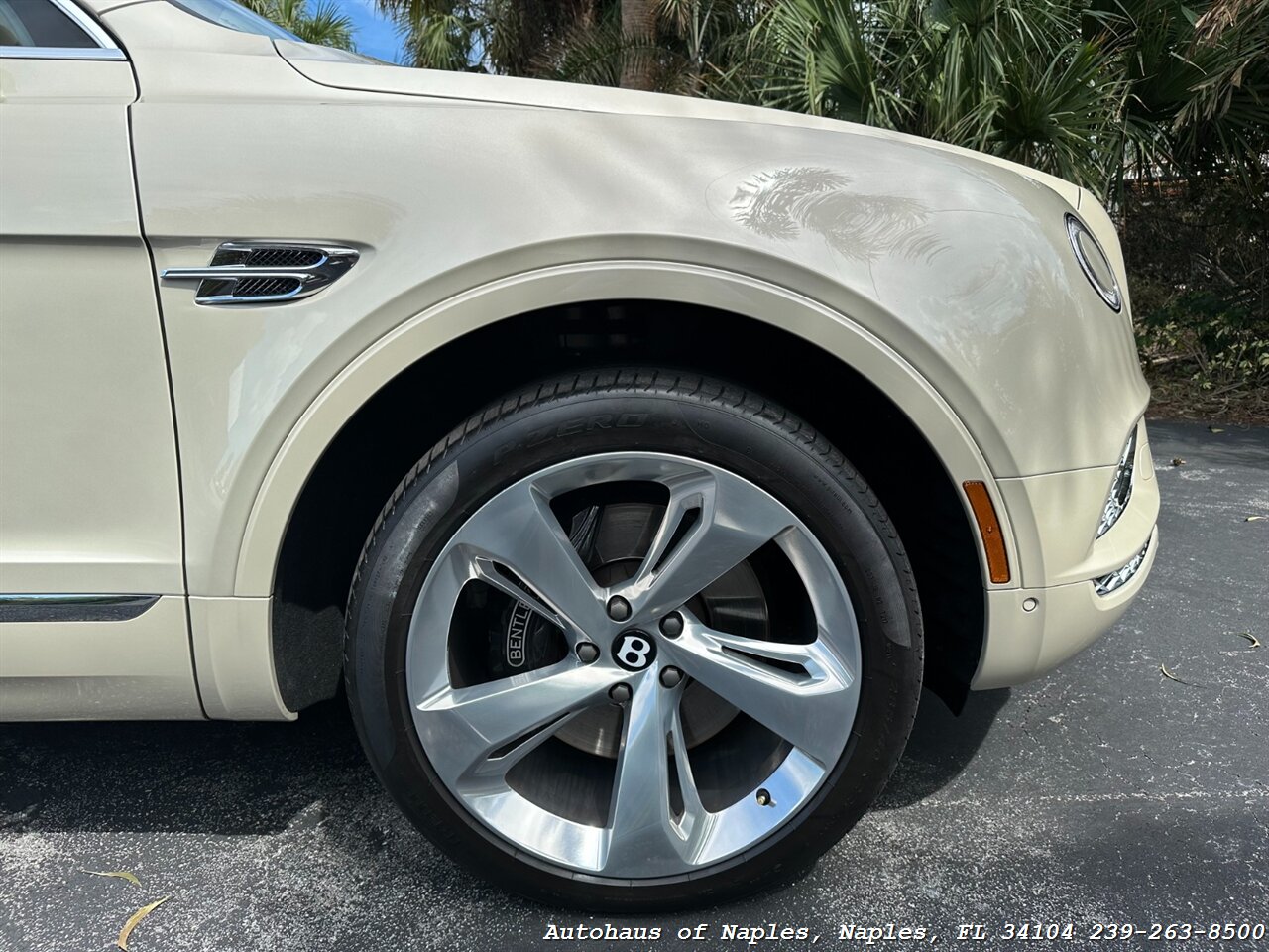 2018 Bentley Bentayga Onyx Edition   - Photo 21 - Naples, FL 34104