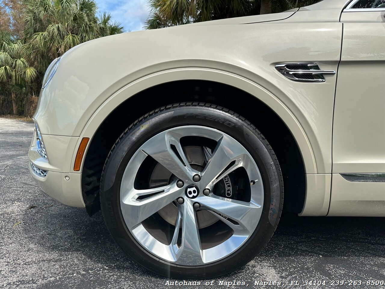 2018 Bentley Bentayga Onyx Edition   - Photo 8 - Naples, FL 34104