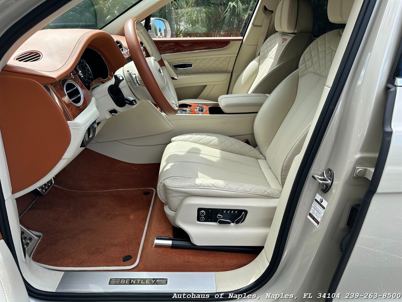 2018 Bentley Bentayga Onyx Edition   - Photo 25 - Naples, FL 34104