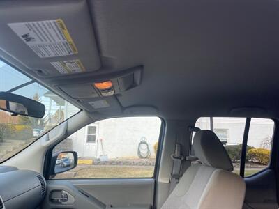 2018 Nissan Frontier SV  Crew Cab 4x4 - Photo 32 - Hesston, PA 16647