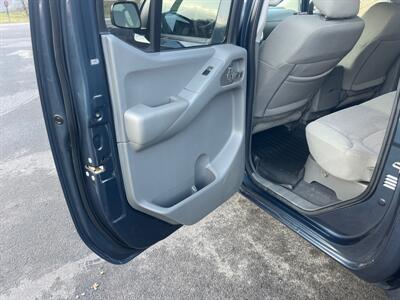 2018 Nissan Frontier SV  Crew Cab 4x4 - Photo 40 - Hesston, PA 16647