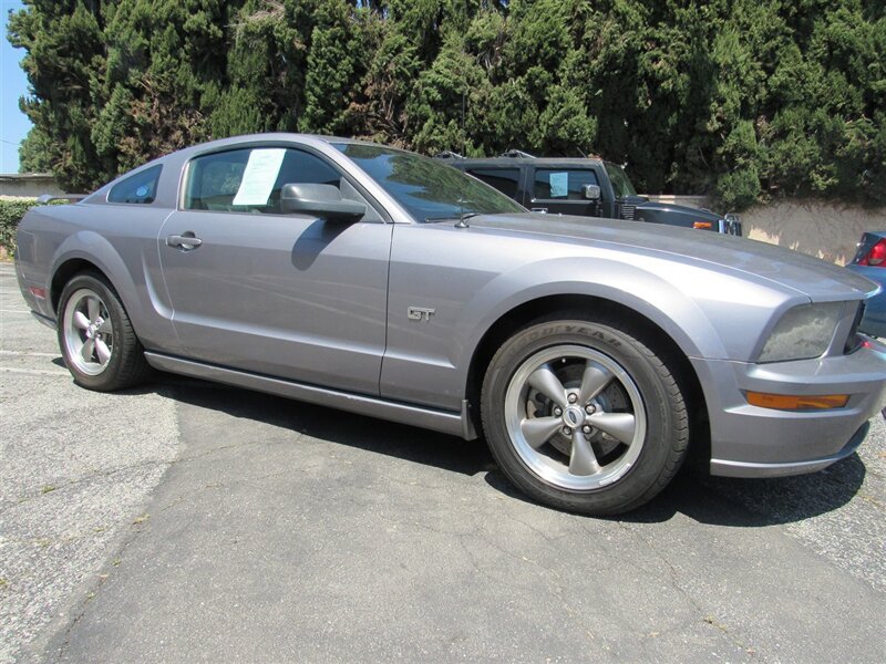 The 2006 Ford Mustang GT Deluxe photos